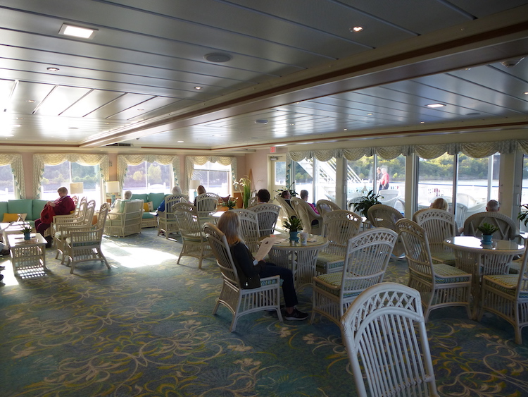 queen of the mississippi lounge