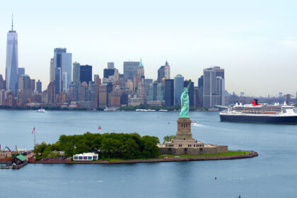 QM2 in New York