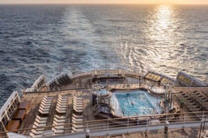 Cunard at sea