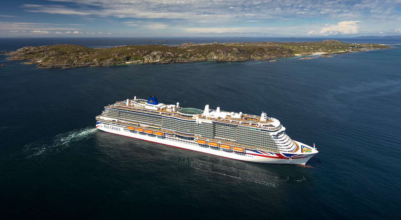 Iona of P&O Cruises visiting Iona
