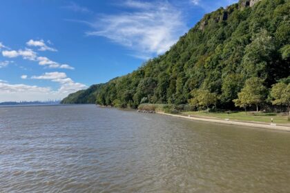 Sailing along the Hudson into New York